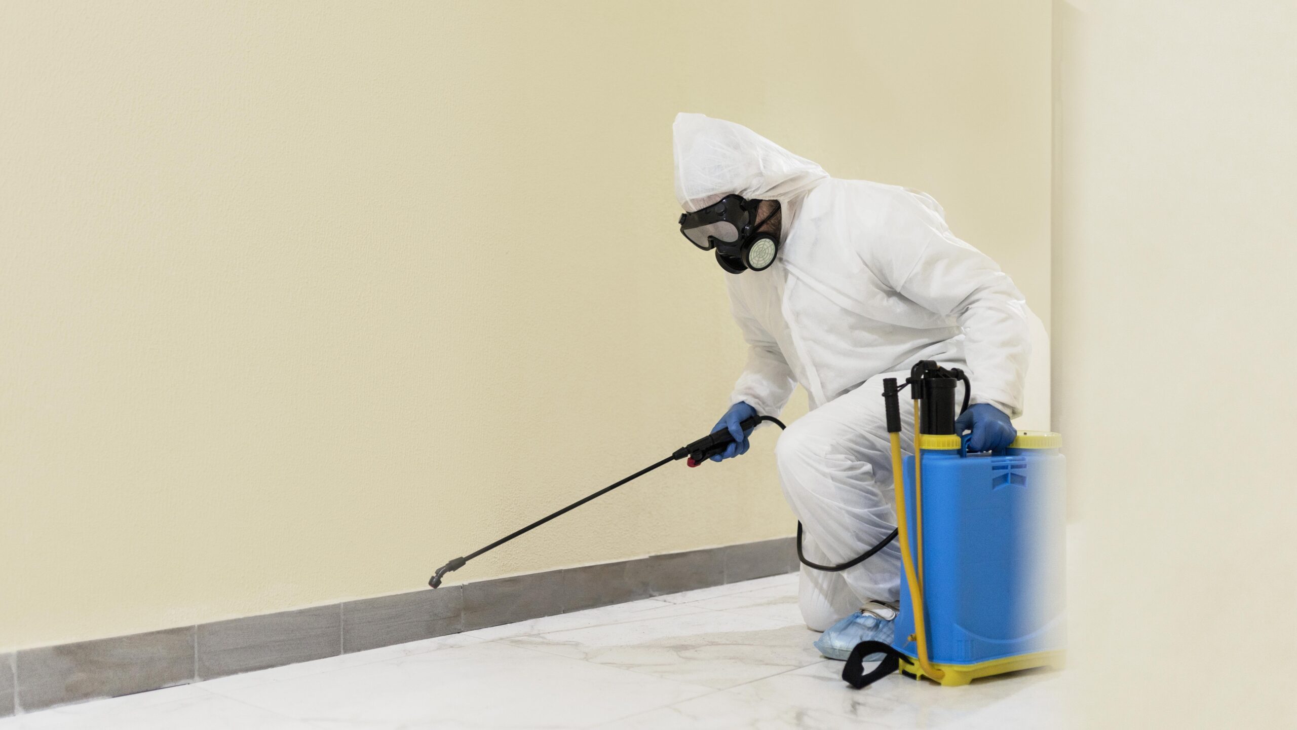 full-shot-man-disinfecting-wall full-shot-man-disinfecting-wall